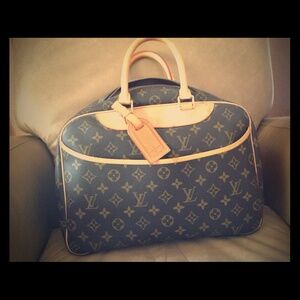 Louis Vitton Authentic Louis Vuitton
DEAUVILLE